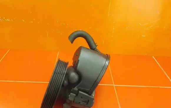 Jeep Cherokee XJ Power steering pump 53010258