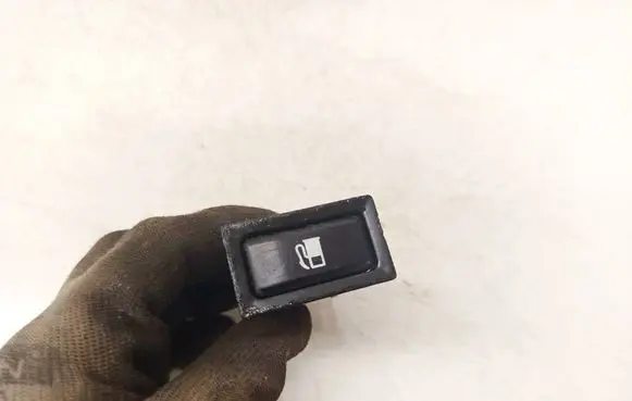 Toyota Avensis T250 Fuel tank opening switch 156795