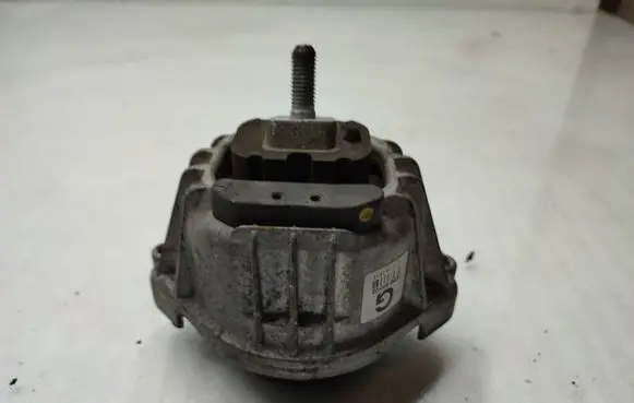BMW 1 E81 E87 Engine mount bracket 6768800