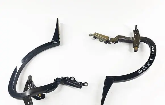 Tailgate/trunk/boot hinge