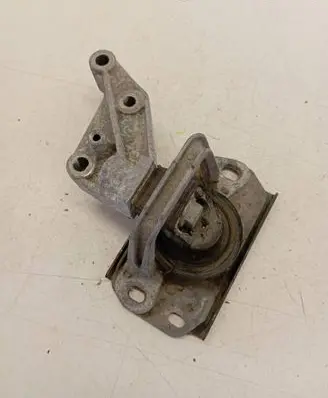 Engine mounting bracket