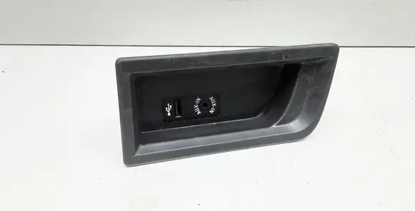 BMW 3 F30 F35 F31 AUX in-socket connector 9207358 51169207358
