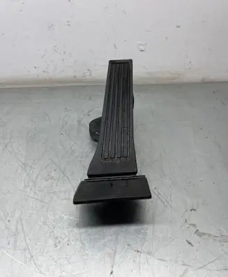 Accelerator throttle pedal
