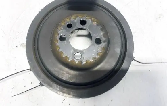 Volkswagen Golf V Crankshaft pulley 03g105243