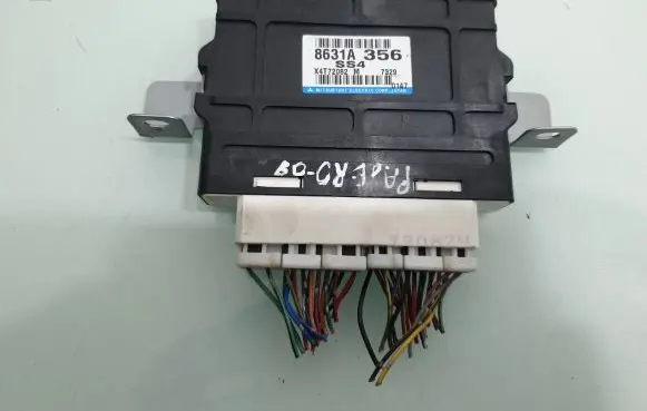Mitsubishi Pajero Transfer box differential control unit 8631A356