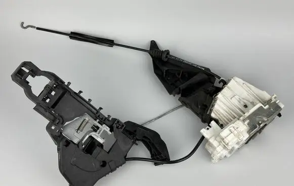 Mercedes-Benz ML W164 Rear door lock 1697302235 A1697302235
