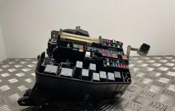 Toyota Avensis T270 Fuse box set 8211505A30