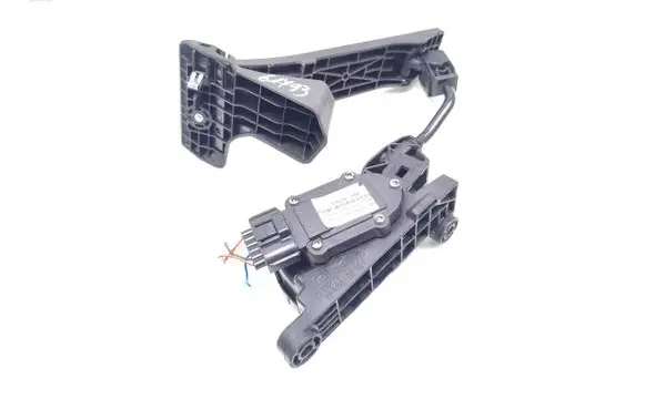 Accelerator throttle pedal