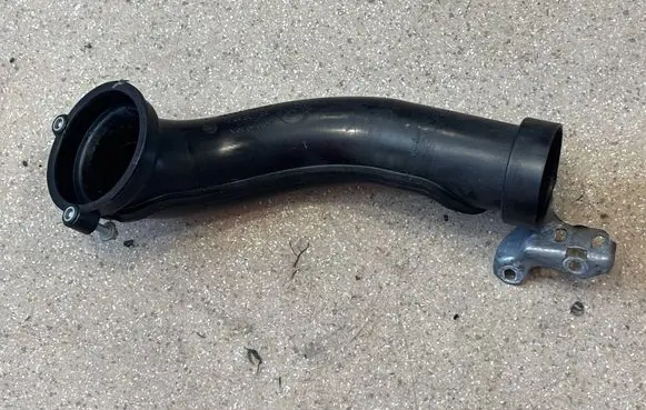 Mercedes-Benz E W214 Turbo air intake inlet pipe/hose A2540980500