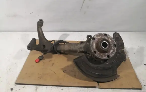 Volkswagen PASSAT B5 Front wheel hub spindle knuckle 8D040725