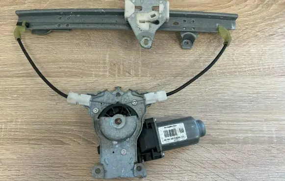Nissan Qashqai Rear door window regulator motor 402190A 100510 065948