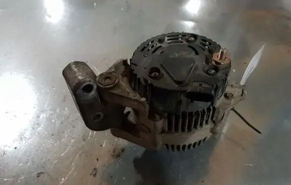 Opel Zafira A Generator/alternator 90448772