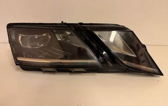 Skoda Octavia Mk3 (5E) Headlight/headlamp 5E1941016E 030110423207 LE15A6369