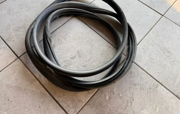 Volkswagen Amarok II Rear door rubber seal (on body) 