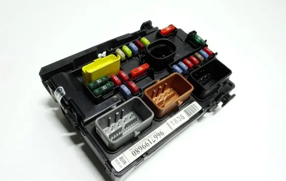 Citroen C3 Picasso Fuse module 9667199680