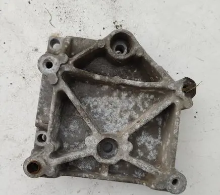 Engine mounting bracket