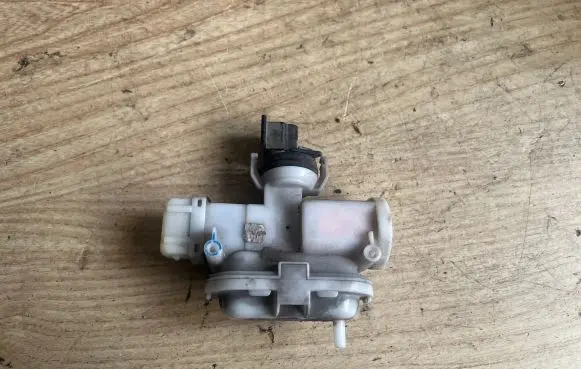 Volkswagen PASSAT B3 Central locking vacuum pump 357862153