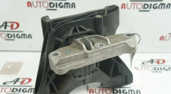 Peugeot 5008 Engine mount bracket 982029758