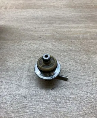 Volkswagen PASSAT B5 Fuel pressure regulator 078133534