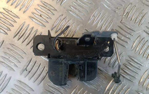 Loading door lock