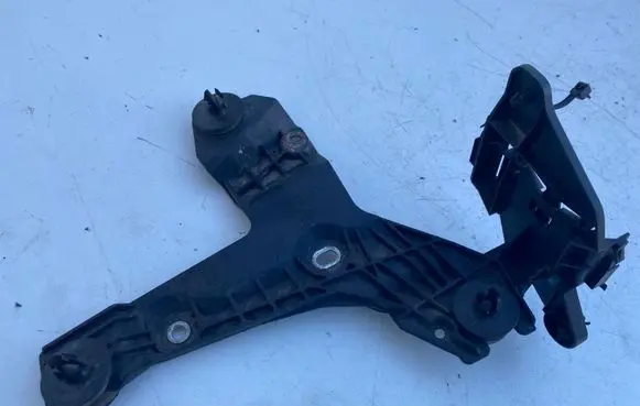 Volvo S80 Air filter cleaner box bracket assembly 30636575