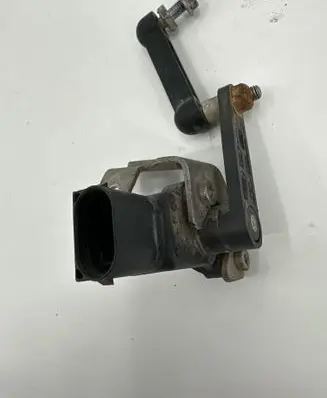 Headlight/headlamp level sensor