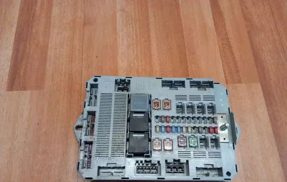 Jaguar XF X250 Fuse module 9X2314D628AC WH0269 7370011040