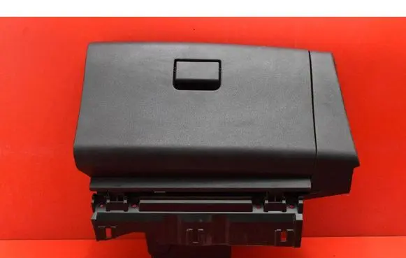 Nissan Leaf I (ZE0) Glove box