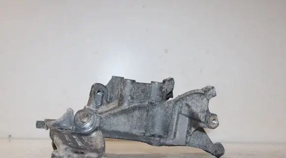 Peugeot 308 Engine mounting bracket 9674030280