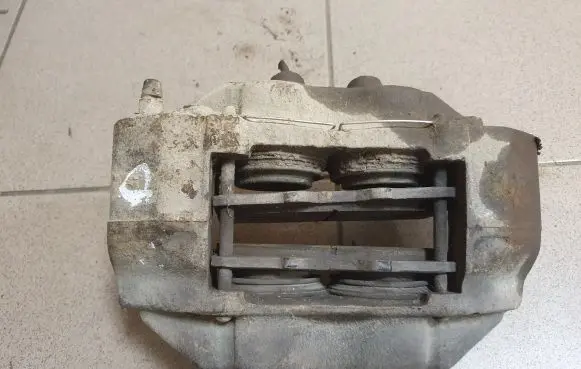 Toyota Land Cruiser (HDJ90) Front brake caliper