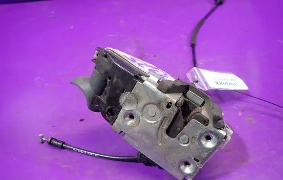 Nissan Primera Front door lock 