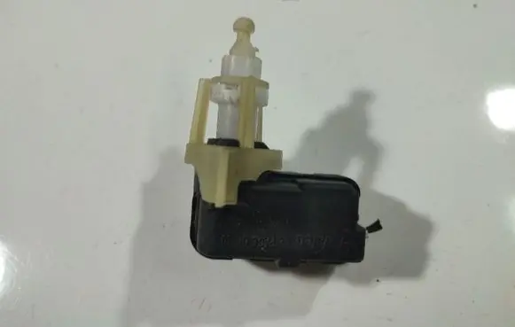 Volkswagen PASSAT B6 Headlight level adjustment motor 1q0941295