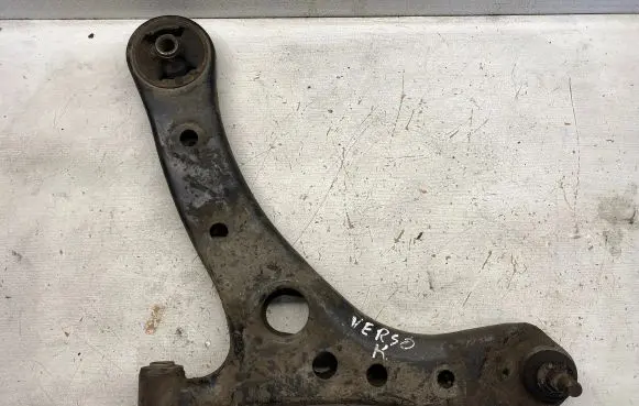 Toyota Avensis Verso Front lower control arm/wishbone