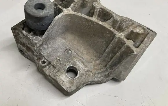 Volvo XC60 Engine mounting bracket 6G926F030BA