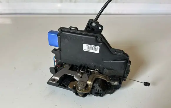 Volkswagen Golf Plus Front door lock 3D1837015