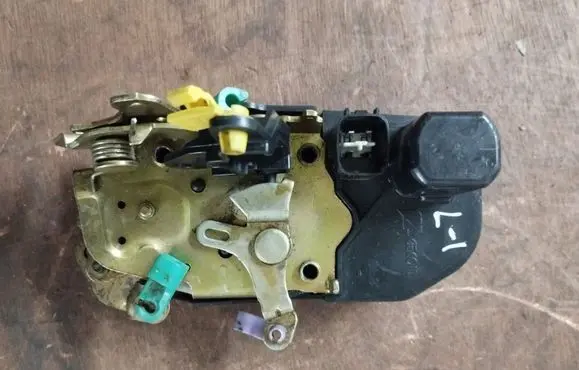 Dodge Durango I Front door lock