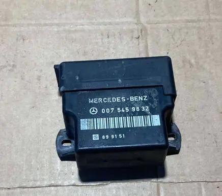Mercedes-Benz E W124 Glow plug pre-heat relay 0075459832 899151