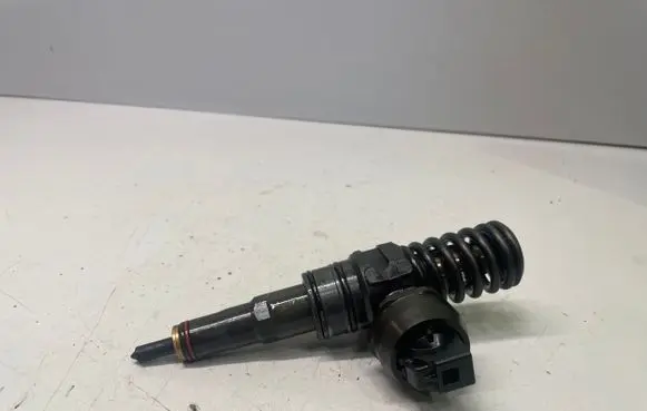 Volkswagen PASSAT B6 Fuel injector 038130073BQ