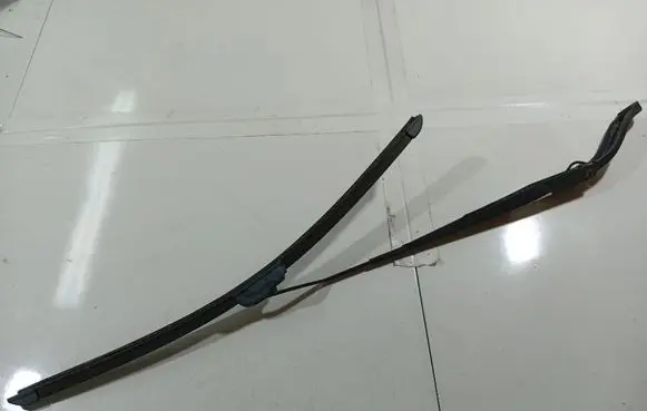 Chevrolet Captiva Front wiper blade arm 