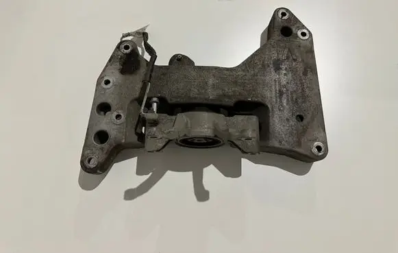 BMW 7 G11 G12 Engine mount bracket 6863777