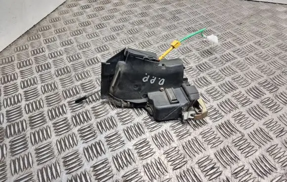 BMW 5 E39 Front door lock 8352165