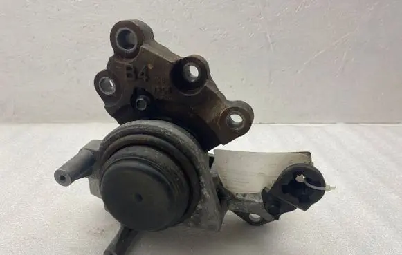 Nissan X-Trail T32 Engine mount bracket