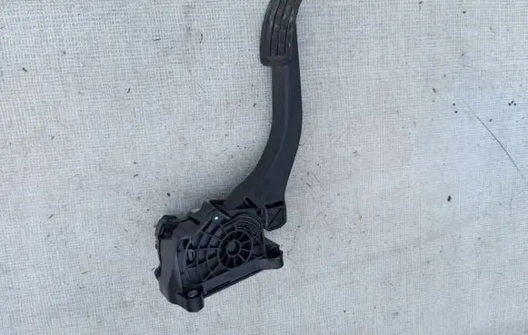 Peugeot 3008 II Accelerator throttle pedal 9836042080