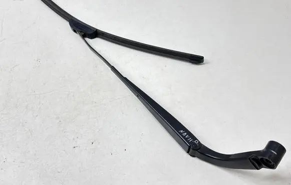 Windshield/front glass wiper blade