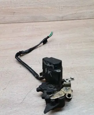 Mazda 626 Front door lock 1528007081