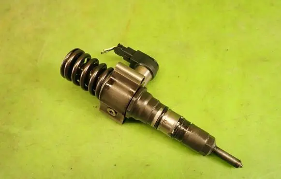 Volkswagen PASSAT B6 Fuel injector 03G130073S