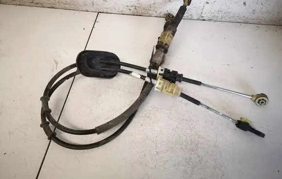 Nissan Juke I F15 Gear shift cable linkage