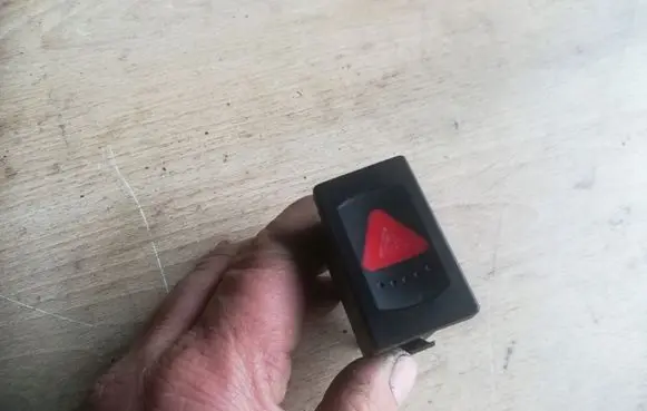 Volkswagen PASSAT B5 Hazard light switch 3B0953235B