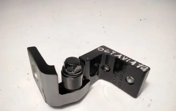 Skoda Octavia Mk2 (1Z) Rear door lower hinge 1Z0833401B