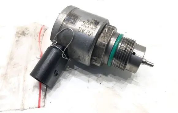 Volkswagen PASSAT B8 Fuel pressure regulator 04L130764C